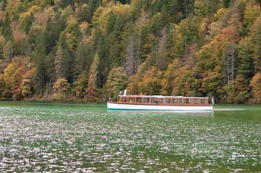 Konigsee, Almanya - Dağlarla çevrili göl, Berchtesgaden Ulusal Parkı, Almanya 'da Bavyera