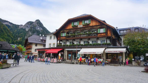 Schonau am Konigssee, Almanya - 22 Ekim 2023: İnsanlar 22 Ekim 2023 'te Almanya' nın Schonau am Konigssee kentindeki otel ve mağazalarla Konigsee 'nin turizm merkezine gidiyorlar