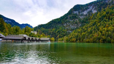 Konigsee, Almanya - Dağlarla çevrili göl, Berchtesgaden Ulusal Parkı, Almanya 'da Bavyera
