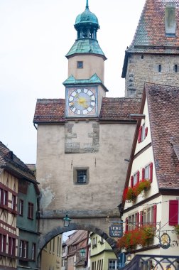 Rothenburg ob der Tauber, Almanya - 20 Ekim 2023: Rothenburg ob der Tauber 'deki eski tarihi binalar - Almanya' daki eski güçlendirilmiş şehir.