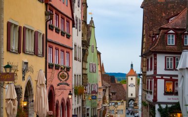 Rothenburg ob der Tauber, Almanya - 20 Ekim 2023: Rothenburg ob der Tauber 'deki eski tarihi binalar - Almanya' daki eski güçlendirilmiş şehir.