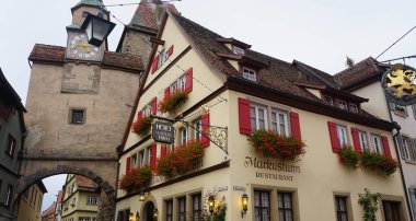 Rothenburg ob der Tauber, Almanya - 20 Ekim 2023: Rothenburg ob der Tauber 'deki eski tarihi binalar - Almanya' daki eski güçlendirilmiş şehir.