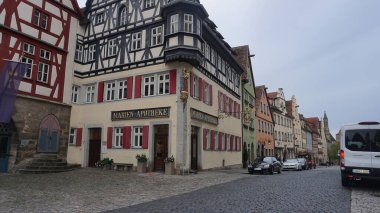 Rothenburg ob der Tauber, Almanya - 20 Ekim 2023: Rothenburg ob der Tauber 'deki eski tarihi binalar - Almanya' daki eski güçlendirilmiş şehir.