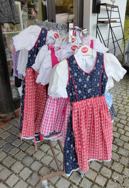 Bavyera 'da geleneksel kostümler: Dirndl, kadınlar için tipik Alp kıyafetleri, mağazalarda renkli seçimler