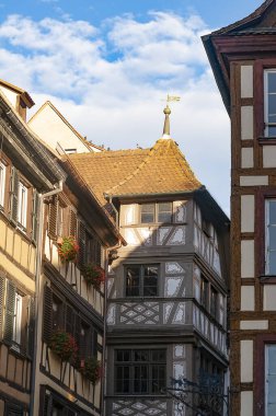 Fransa 'nın Strazburg şehrinde kışın tarihi ahşap cephe