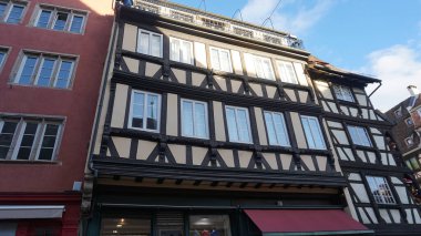 Fransa 'nın Strazburg şehrinde kışın tarihi ahşap cephe