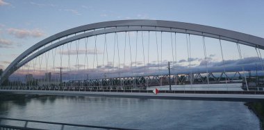 Yeni tramvay hattı Strasbourg - Fransa ve Almanya Kehl bağlanır. Ren yeni tramvay köprüden görülür.