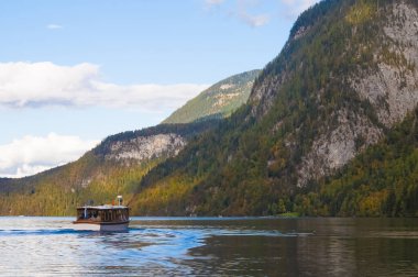 Konigsee, Almanya - Dağlarla çevrili göl, Berchtesgaden Ulusal Parkı, Almanya 'da Bavyera