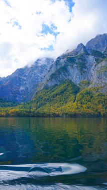 Konigsee, Almanya - Dağlarla çevrili göl, Berchtesgaden Ulusal Parkı, Almanya 'da Bavyera