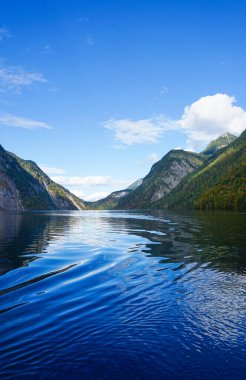 Konigsee, Almanya - Dağlarla çevrili göl, Berchtesgaden Ulusal Parkı, Almanya 'da Bavyera