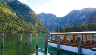Konigsee, Almanya - Dağlarla çevrili göl, Berchtesgaden Ulusal Parkı, Almanya 'da Bavyera