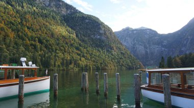 Konigsee, Almanya - Dağlarla çevrili göl, Berchtesgaden Ulusal Parkı, Almanya 'da Bavyera