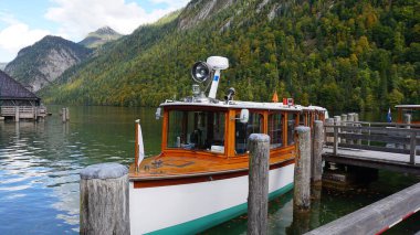 Konigsee, Almanya - Dağlarla çevrili göl, Berchtesgaden Ulusal Parkı, Almanya 'da Bavyera