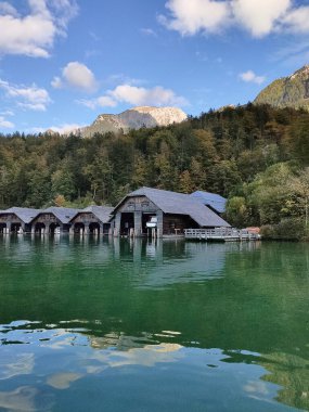 Konigsee, Almanya - Dağlarla çevrili göl, Berchtesgaden Ulusal Parkı, Almanya 'da Bavyera