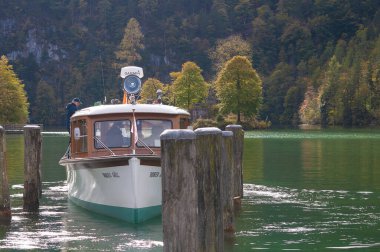 Konigsee, Almanya: 22 Ekim 2023 - dağlarla çevrili göl teknesi, Berchtesgaden Ulusal Parkı, Bavyera, Almanya