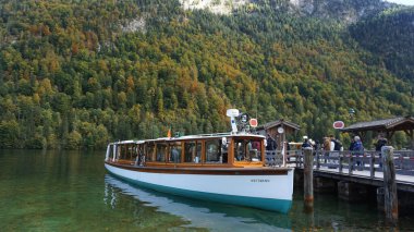 Konigsee, Almanya: 22 Ekim 2023 - dağlarla çevrili gölde dinlenmeye giden turistler, Berchtesgaden Ulusal Parkı, Bavyera, Almanya