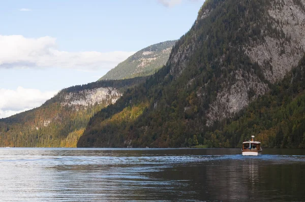 Konigsee, Almanya - Dağlarla çevrili göl, Berchtesgaden Ulusal Parkı, Almanya 'da Bavyera