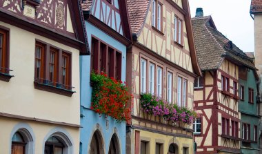 Rothenburg ob der Tauber 'deki tarihi binaların cepheleri Almanya' da güçlendirilmiş bir şehirdir..