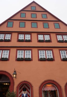 Rothenburg ob der Tauber 'deki tarihi binaların cepheleri Almanya' da güçlendirilmiş bir şehirdir..