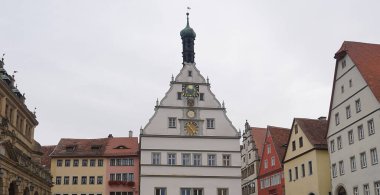 Rothenburg ob der Tauber 'deki tarihi binaların cepheleri Almanya' da güçlendirilmiş bir şehirdir..