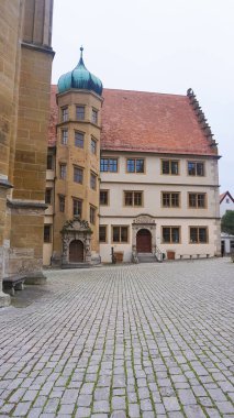 Rothenburg ob der Tauber 'deki tarihi binaların cepheleri Almanya' da güçlendirilmiş bir şehirdir..