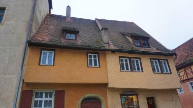 Rothenburg ob der Tauber 'deki tarihi binaların cepheleri Almanya' da güçlendirilmiş bir şehirdir..