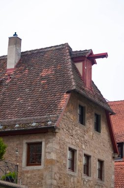 Almanya 'nın güçlendirilmiş şehri Rothenburg ob der Tauber' deki tarihi binanın parçası veya ayrıntıları.