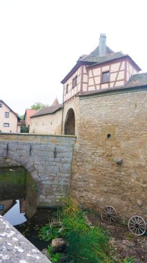 Almanya 'nın güçlendirilmiş şehri Rothenburg ob der Tauber' deki tarihi binanın parçası veya ayrıntıları.