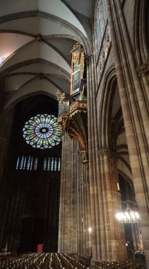 Strasbourg, Fransa - 21 Ekim 2023: Strasbourg 'un ünlü katedralinin içi. Son zamanlardaki Gotik mimarinin en iyi örneklerinden biri olarak kabul edilir.