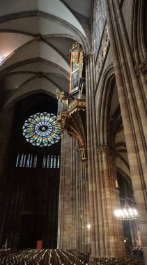 Strasbourg, Fransa - 21 Ekim 2023: Strasbourg 'un ünlü katedralinin içi. Son zamanlardaki Gotik mimarinin en iyi örneklerinden biri olarak kabul edilir.