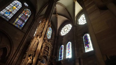 Strasbourg, Fransa - 21 Ekim 2023: Strasbourg 'un ünlü katedralinin içi. Son zamanlardaki Gotik mimarinin en iyi örneklerinden biri olarak kabul edilir.