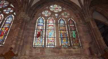 Strasbourg, Fransa - 21 Ekim 2023: Strasbourg 'un ünlü katedralinin içi. Son zamanlardaki Gotik mimarinin en iyi örneklerinden biri olarak kabul edilir.