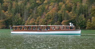 Konigsee, Almanya: 22 Ekim 2023 - dağlarla çevrili gölde dinlenen turistler, Berchtesgaden Ulusal Parkı, Bavyera, Almanya