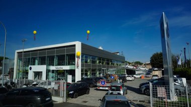 Roma, İtalya - 3 Ekim 2023: Volkswagen araba mağazası Roma, İtalya - 3 Ekim 2023 - Volkswagen - Valentino