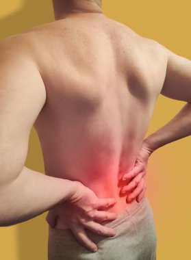 Sırt ağrısı. Adam acı içinde sırtını tutuyor. Tıbbi sağlık hizmeti kavramı.