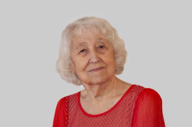 Memleketinde gülümseyen, yaşlı bir kadının portresi.