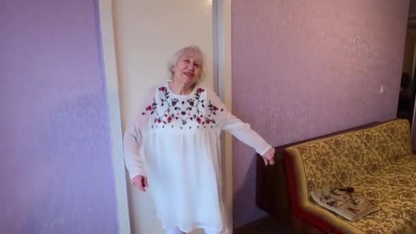 Счастливая Улыбающаяся Смешная Пожилая Женщина Белом Платье Танцует Дома — стоковое видео