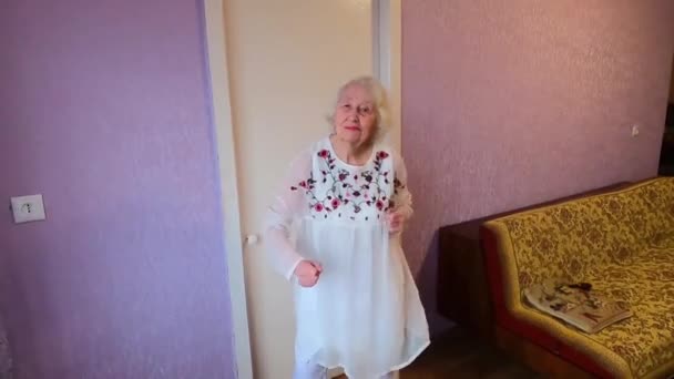 Happy Tersenyum Lucu Wanita Senior Dalam Gaun Putih Menari Rumah — Stok Video