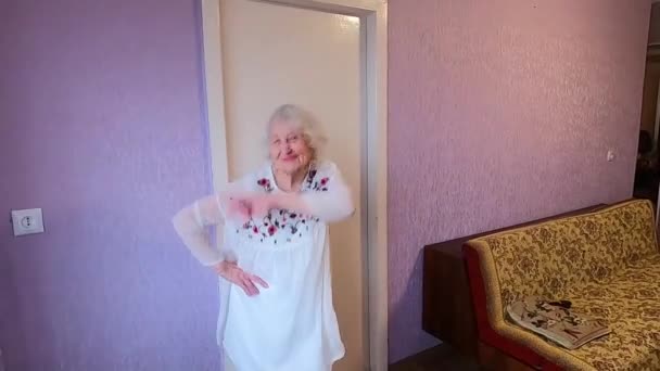 Щаслива Усміхнена Смішна Старша Жінка Білій Сукні Танцює Вдома Відеокліп