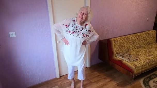Щаслива Усміхнена Смішна Старша Жінка Білій Сукні Танцює Вдома Стоковий Відеоролик