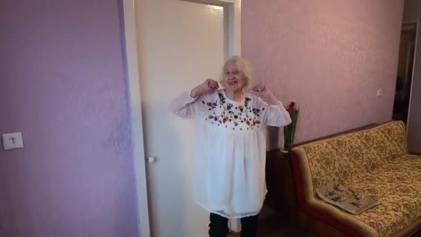 Щаслива Усміхнена Смішна Старша Жінка Білій Сукні Танцює Вдома Стокове Відео 