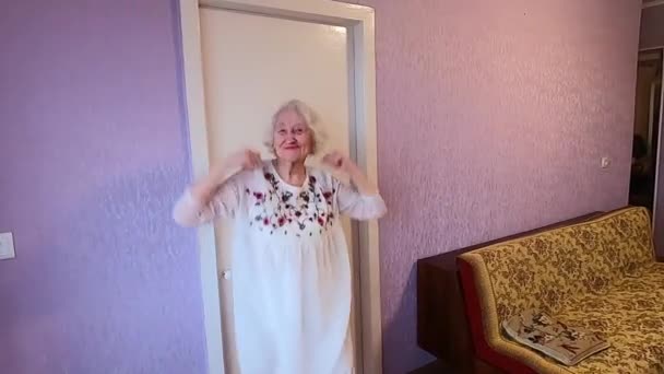 Feliz Sonrisa Divertida Mujer Mayor Vestido Blanco Bailando Casa — Vídeos de Stock