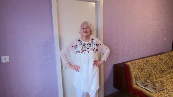 Щаслива Усміхнена Смішна Старша Жінка Білій Сукні Танцює Вдома Стокове Відео 