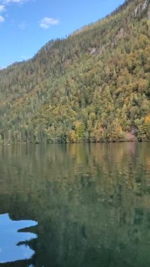 Konigsee, Almanya - Dağlarla çevrili göl, Berchtesgaden Ulusal Parkı, Almanya 'da Bavyera