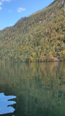 Konigsee, Almanya - Dağlarla çevrili göl, Berchtesgaden Ulusal Parkı, Almanya 'da Bavyera