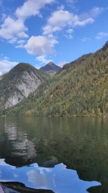 Konigsee, Almanya - Dağlarla çevrili göl, Berchtesgaden Ulusal Parkı, Almanya 'da Bavyera