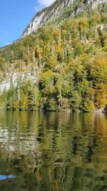 Konigsee, Almanya - Dağlarla çevrili göl, Berchtesgaden Ulusal Parkı, Almanya 'da Bavyera