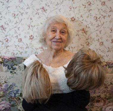 Peruklu yaşlı kadın, güzellik ayrıntıları, saç konsepti