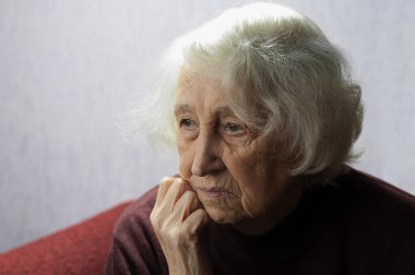 Kişisel sağlık sorunları için endişelenen düşünceli yaşlı kadının portresini yakından çek. Yaşlı kadınların aile sorunlarını düşünmesi, yalnız hissetmesi, evde oturması..