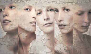 Yaşlanma karşıtı, güzellik tedavisi, yaşlanma ve gençlik, kaldırma, cilt bakımı, estetik ameliyat konsepti. Genç yüzlü güzel bir kız ve kırışık yaşlı bir kadın.